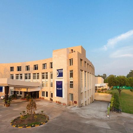 Velvet Clarks Exotica Hotel Zirakpur Kültér fotó