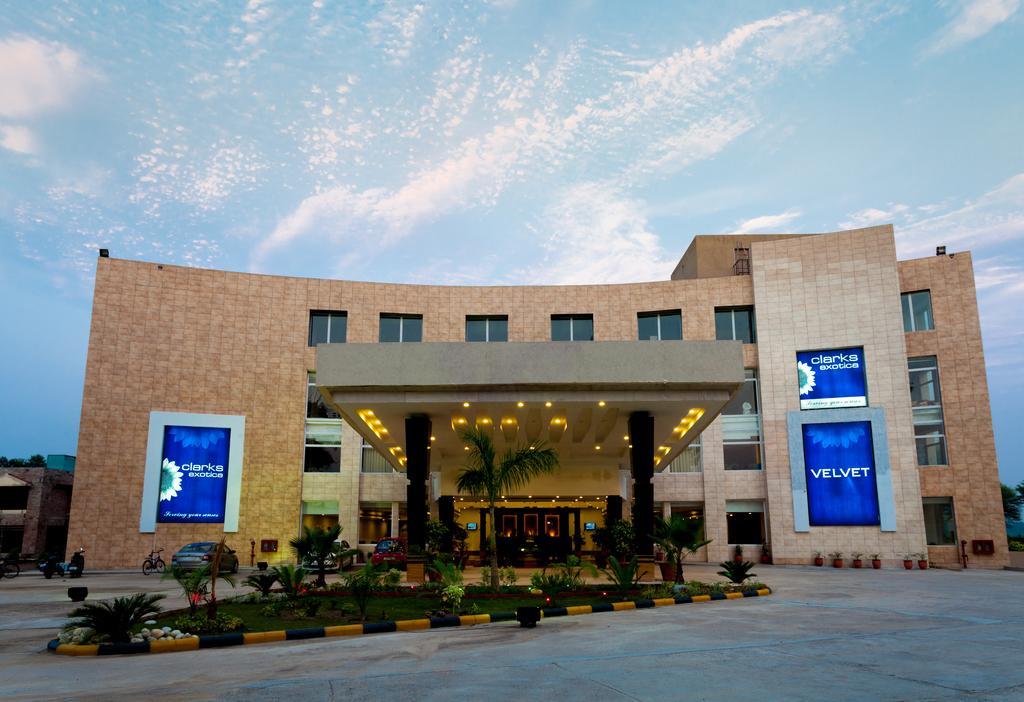 Velvet Clarks Exotica Hotel Zirakpur Kültér fotó