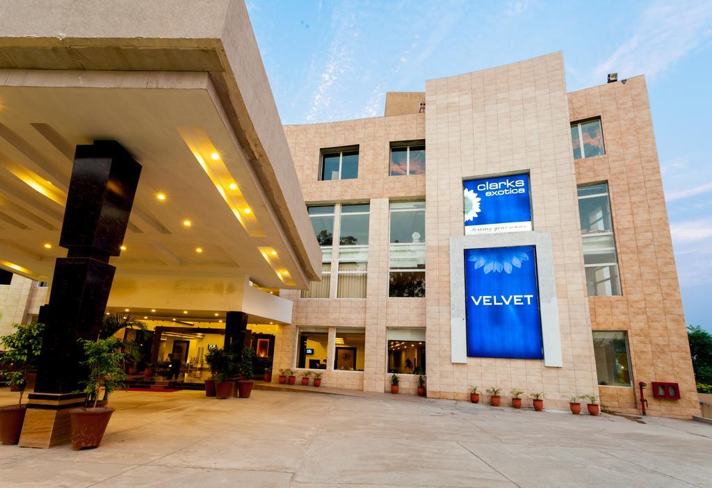 Velvet Clarks Exotica Hotel Zirakpur Kültér fotó