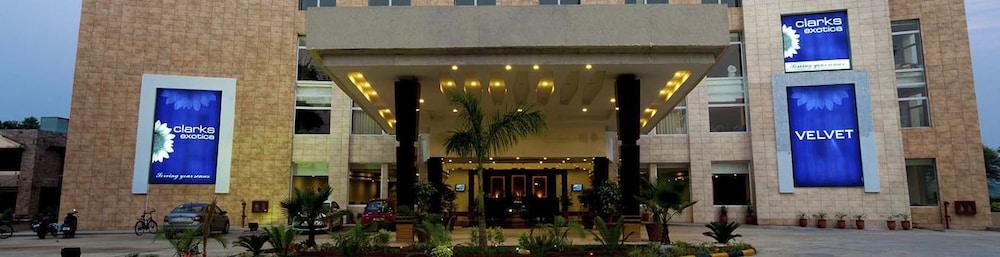 Velvet Clarks Exotica Hotel Zirakpur Kültér fotó