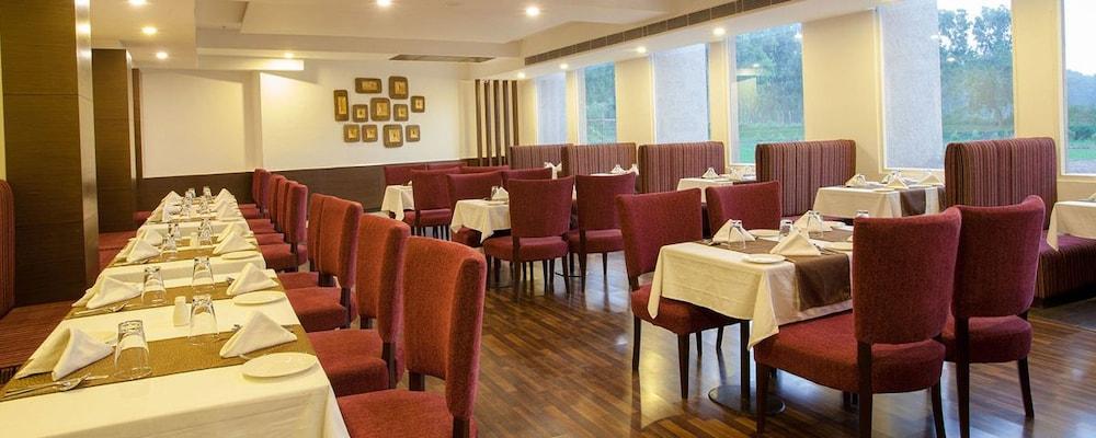 Velvet Clarks Exotica Hotel Zirakpur Kültér fotó
